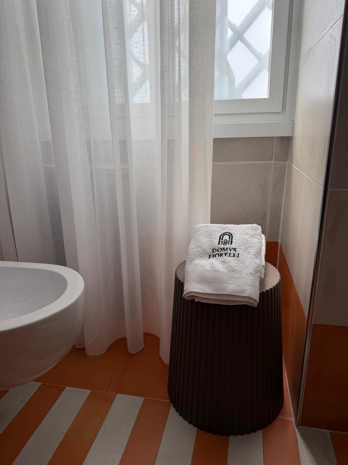 Asciugamano Domus Fiorelli nel bagno