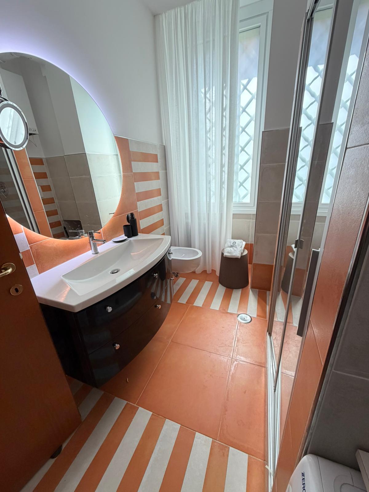 Bagno con doppio lavabo e specchio