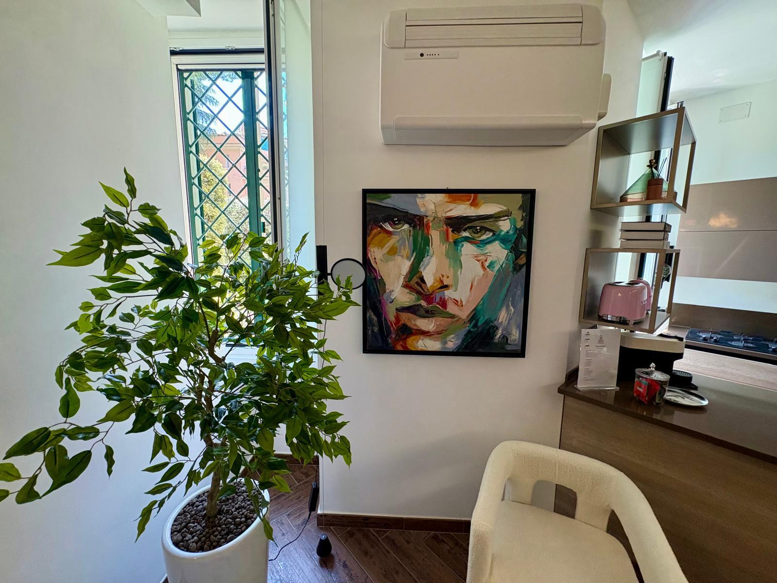 Angolo verde vicino alla finestra