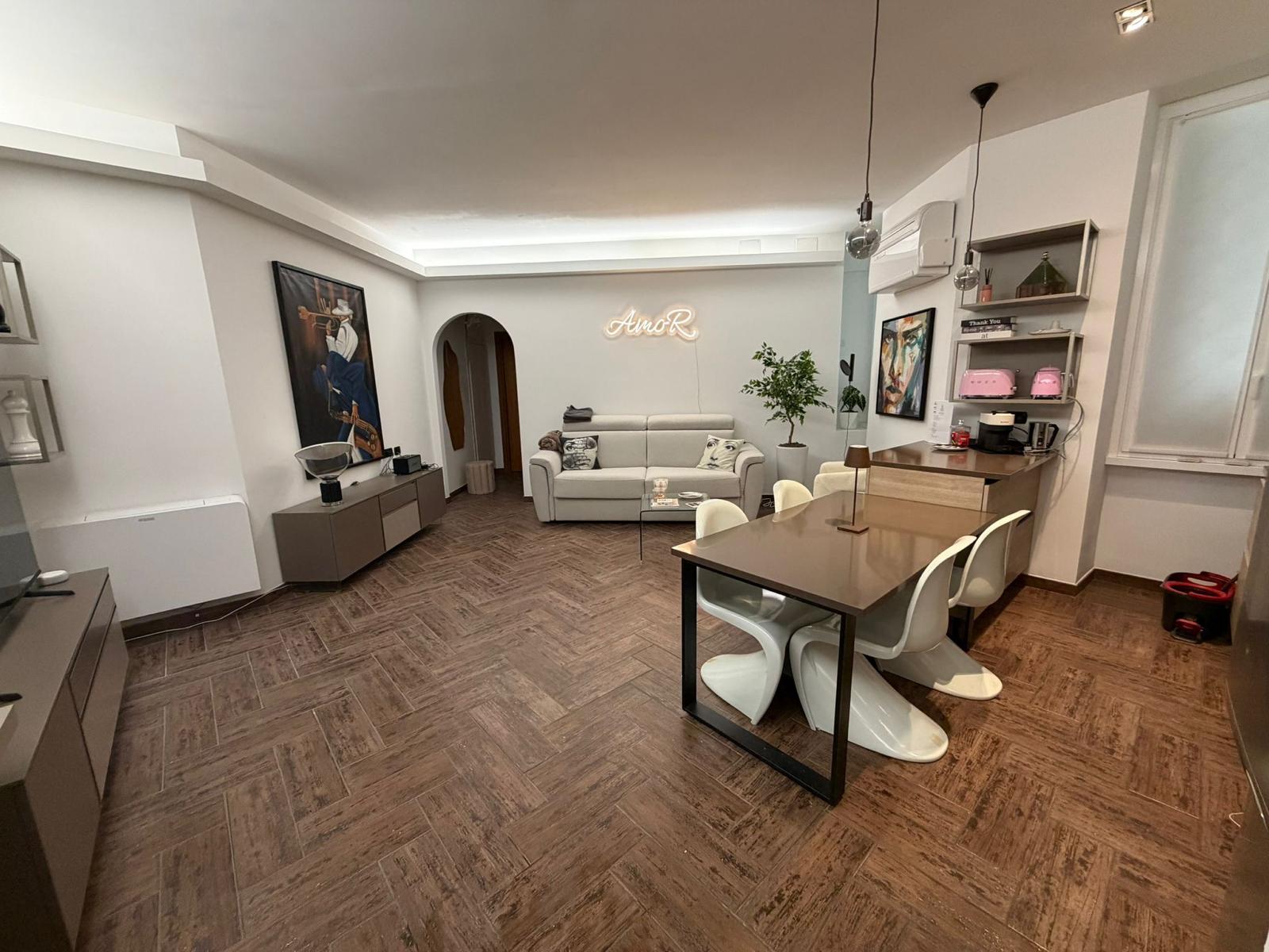 Vista ampia soggiorno e cucina