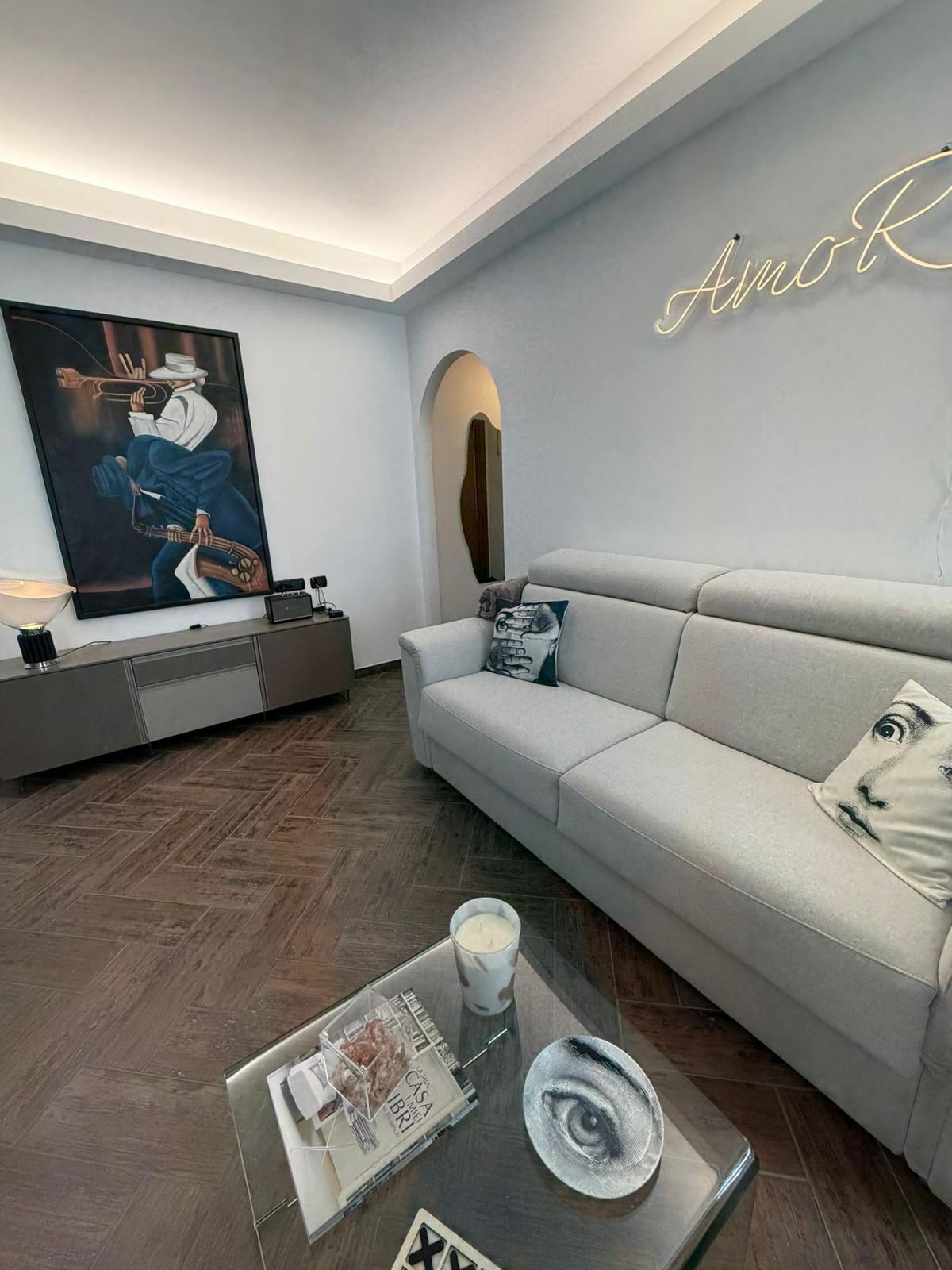 Divano letto matrimoniale in soggiorno